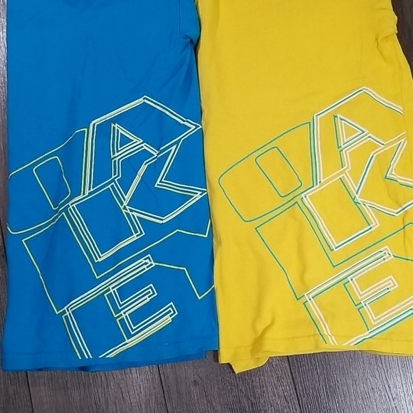 Pair of Oakley Men's T-Shirts Size XL Graphic Spellouts Yellow/Blue - Picture 3 of 5